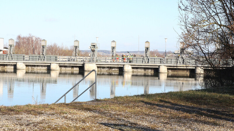 Am Mittwoch gegen 8.30 Uhr war die Feuerwehr Pfrombach-Aich am Kraftwerk im Einsatz, um eine tote Person aus dem Wasser zu bergen.