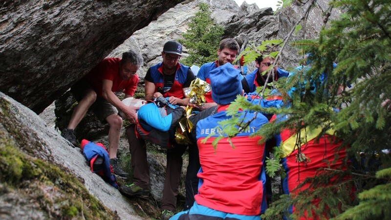 Der "Verletzte" musste zunächst aus der Felsenge auf ein Plateau befördert werden, bevor der Bergesack zum Einsatz kam.