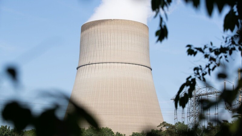 Das Kernkraftwerk Emsland (KKE) mit seinem Kühlturm in Niedersachsen.