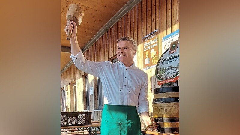 Gekonnt mit einen Schlag zapfte Schirmherr und Landrat Peter Dreier das erste Fass vom Hohenthanner Festmärzen an.