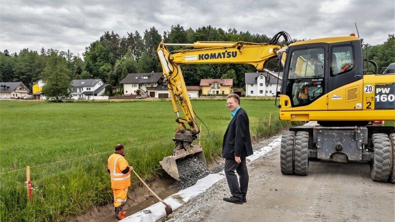 Bürgermeister Christian Mayer überprüft die Befestigung der Straßen.