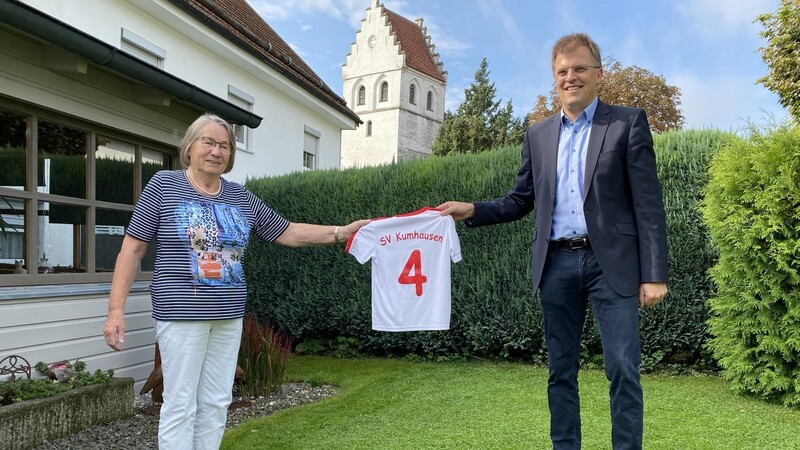 SV-Vorstandssprecher Robert Hettler (r.) bedankte sich bei Roswitha Vilser für die langjährige Trikotreinigung.