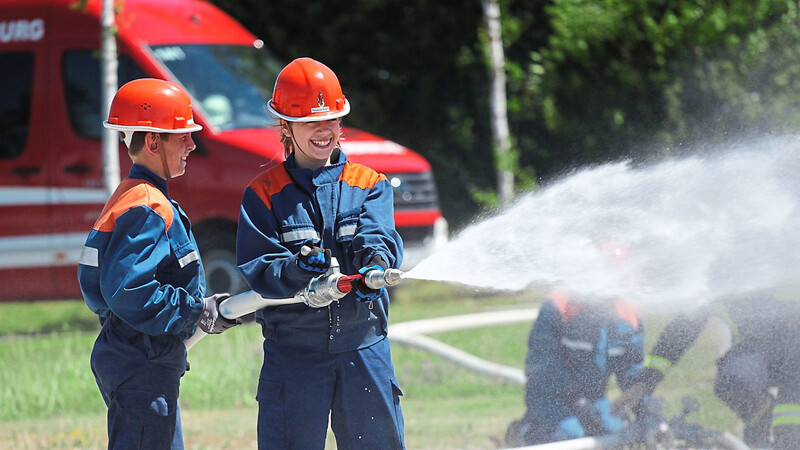 In der Jugendfeuerwehr lernen die Jugendlichen zum Beispiel den Umgang mit dem Strahlrohr.