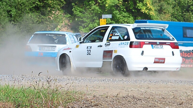 Es staubte auf der Strecke: Spannende Rennen gab bei den Jubiläumssprints des Automobilclubs Deggendorf außerhalb von Fischerdorf zu sehen.