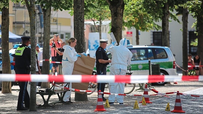 Beamte der Spurensicherung gehen am 23. August vergangenen Jahres nach der blutigen Attacke in Weiden ihrer Arbeit nach.