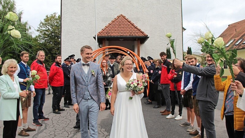 Durch ein langes Spalier schreitet das frisch vermählte Paar Alexander und Yvonne Laube am Samstag.