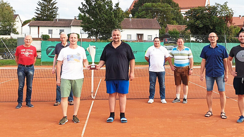 Die Turniersieger des Sepp-Singer-Gedächtnisturniers: Joe Speiseder (Vierter von links) und Johannes Eichinger (Dritter von links) mit den Zweit- und Drittplatzierten sowie Turnierleiter Stefan Singer (Zweiter von rechts) und Vorsitzendem Sepp Aichner (Zweiter von links)