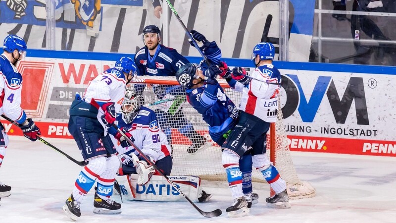 Großer Kampf: Die Straubing Tigers haben die Adler Mannheim zu Gast im Eisstadion am Pulverturm.