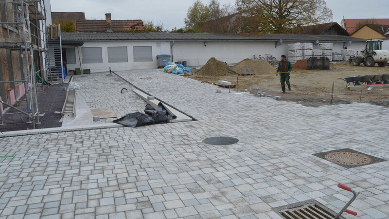 Der Biergarten des Gasthauses wird nicht gepflastert, dafür aber mit sechs Eichen bepflanzt, die den Gästen Baumschatten geben werden.