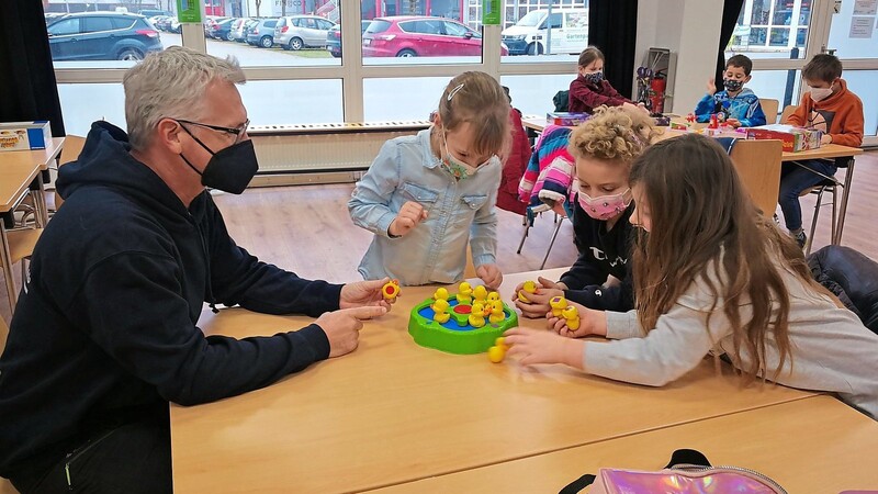 Spiele-Erklärer Steffen Walraff erläuterte den Kindern, wie vor allem die neuesten Spiele funktionieren.