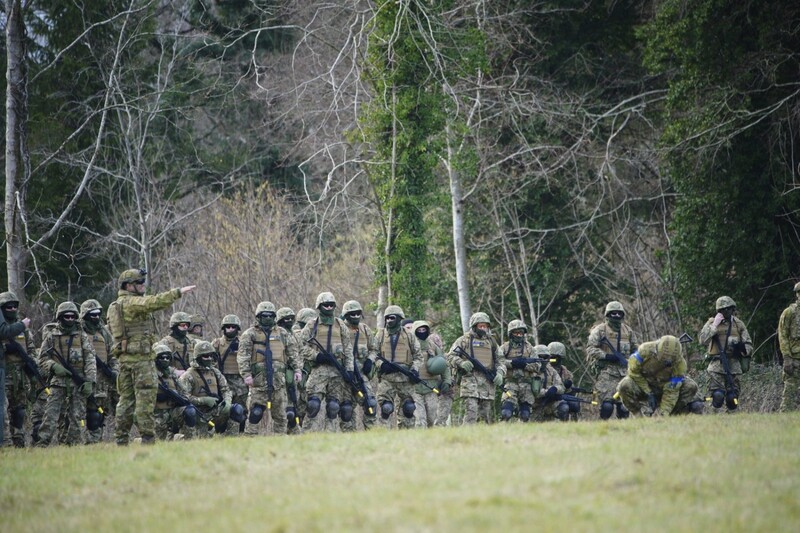 Ein Mitglied der australischen Streitkräfte spricht mit ukrainischen Soldaten, während der britische Außenminister Cleverly, der britische Verteidigungsminister Wallace, die australische Außenministerin Wong und der australische Verteidigungsminister Marles die Salisbury Plain in Wiltshire besuchen. Der Umfang der aktuellen EU-Ausbildungsmission für die ukrainischen Streitkräfte soll verdoppelt werden. 