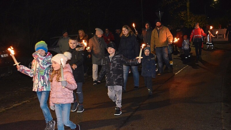 Mit Fackeln zogen die Familien zum Ort des vorweihnachtlichen Geschehens.