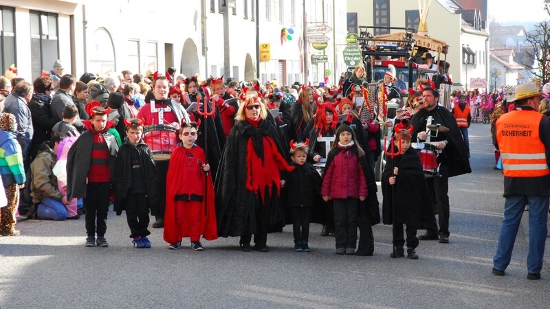 Fußgruppen und Musikkapellen gehen in diesem Jahr beim Rosenmontagszug in Geisenhausen voran.