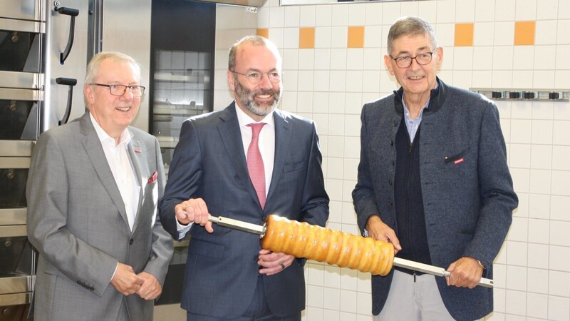 Jürgen Kilger, Hauptgeschäftsführer der Handwerkskammer Niederbayern-Oberpfalz, EVP-Vorsitzender Manfred Weber und Handwerkskammerpräsident Dr. Georg Haber (von links) in der Backstube der Handwerkskammer.