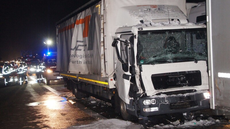 Am Montagabend kam es auf der A3 bei Wörth in Richtung Regensburg zu einem Auffahrunfall zwischen zwei Lastern.