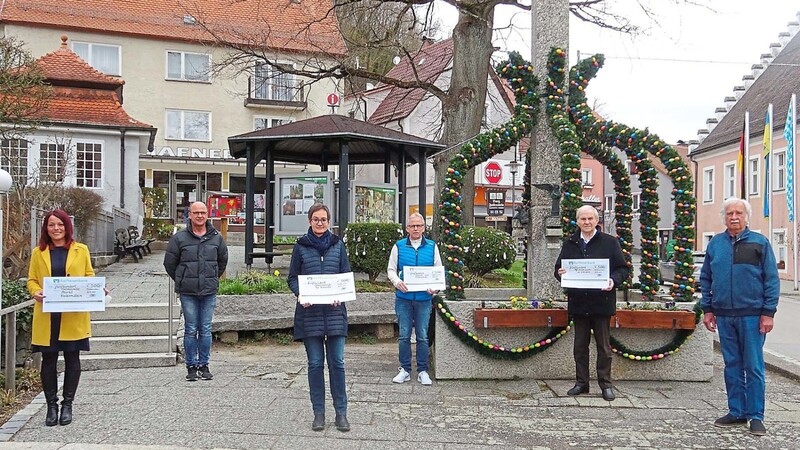 Das Vereinsvermögen geht an die Gemeinde, die entsprechende Spenden an verschiedene Einrichtungen verteilte. Bei der Spendenübergabe waren (von links) Heike Fries, Martin Griesbeck, Rosi Groß, Stefan und Hans Höchbauer sowie Max Stockerl.