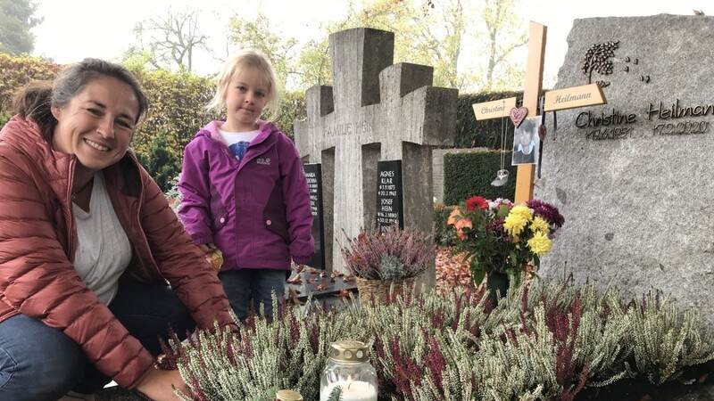 Die fünfjährige Vanessa Heilmann hat ihrer Mama Susanne beim Bepflanzen des Grabs ihrer Oma Christine geholfen.