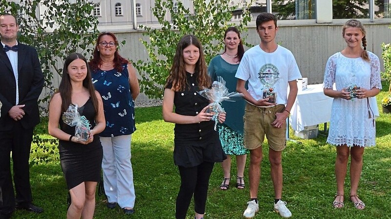 Die besten Quali-Absolventen an der Mittelschule Oberroning.