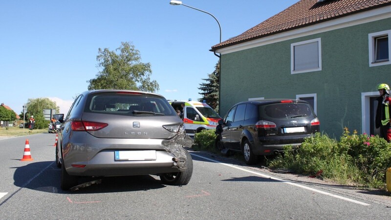 Eine Fordfahrerin prallte auf zwei wartende Autos auf der B 85.