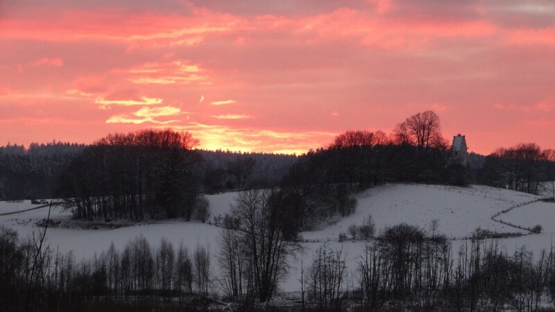 Einen beeindruckenden Sonnenuntergang bei St. Rupert in Wiesenfelden hat Edmund Speiseder fotografiert.