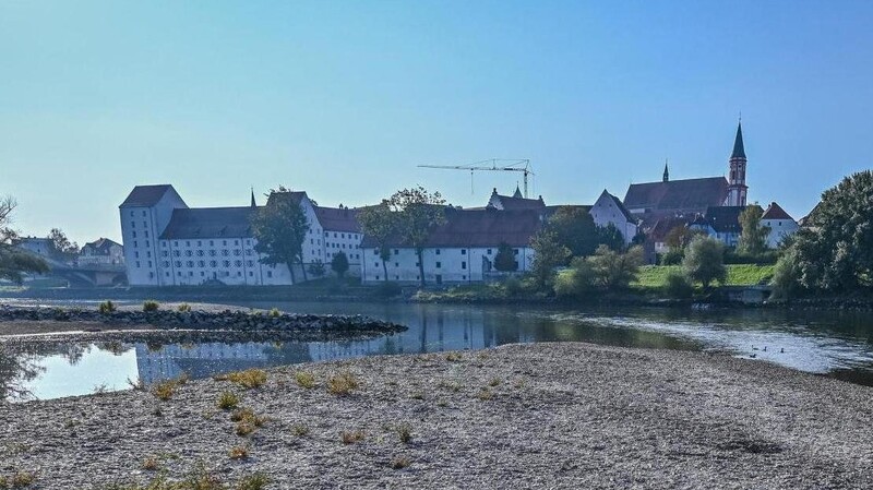 Zwei Wohntürme flankieren den Rittersaal im Herzogschloss, der rechte davon ist der Westturm (im Bild versteckt hinter dem Baum). Mit seinem Innenausbau beginnt jetzt die letzte Etappe der Schloss-Sanierung.