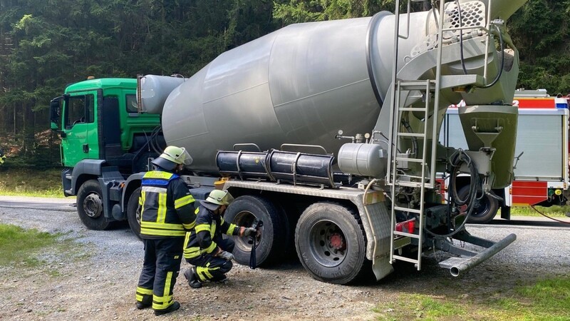 Mit einer Wärmebildkamera wurde die Bremsanlage des LKW immer wieder kontrolliert um ein Wiederaufflammen zu unterbinden.