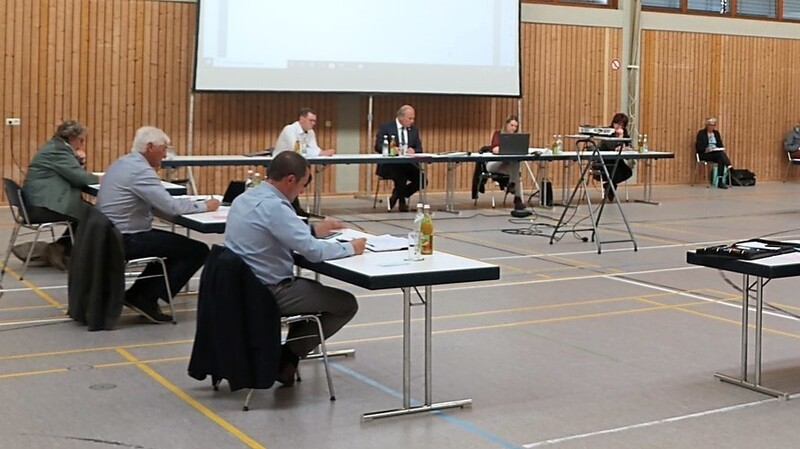 In der Mehrzweckhalle konnte der Ferienausschuss mit genügend Abstand tagen.