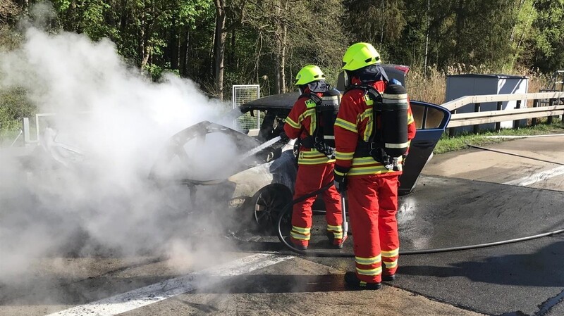 Ein Wagen ging in Flammen auf.