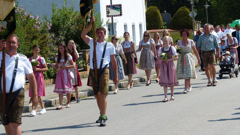 Beim Festzug: die Fahnen des SV mit Fahnenmutter Martina Haslbeck und Schützenkönig Wolfgang Brand sowie Festmädchen.