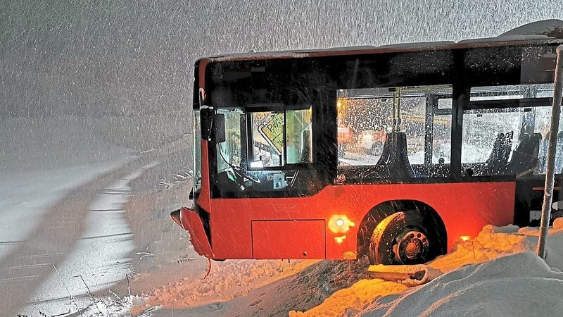 Dieser Linienbus rutschte im Kreis Passau über die Straße und blieb in der Leitplanke hängen. Die Fahrgäste und der Busfahrer konnten unverletzt hinten aussteigen. Die Bergung des Busses mit einem Kran dauerte bis in den Abend.