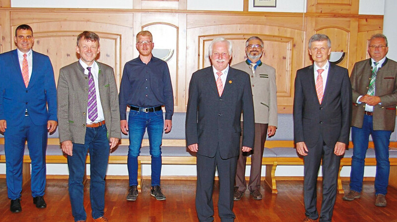 Vorstandsmitglied Christian Stahl, Bürgermeister Manfred Reiner, neues Aufsichtsratsmitglied Reiner Obermeier, Aufsichtsratsvorsitzender Georg Obermeier, Regionaldirektor Franz Penker, Vorstandsvorsitzender Willi Zollner und Landrat Josef Laumer (von links)