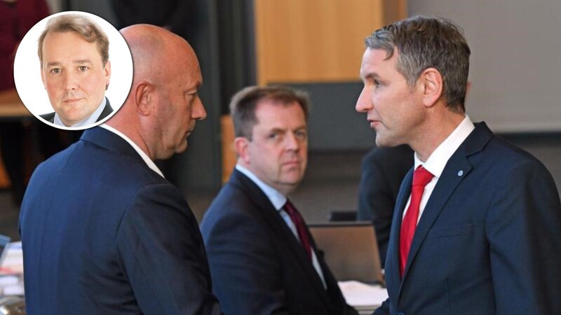 Björn Höcke (r.) gratuliert Thomas Kemmerich zum Sieg.