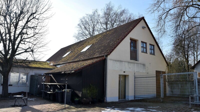 In der Gemeinderatssitzung wurde der Auftrag für den Abriss des ehemaligen Bucher Getränkemarktes (r.) gegeben. Das Objekt soll im Rahmen des Bürgersaal-Neubaus überbaut werden.