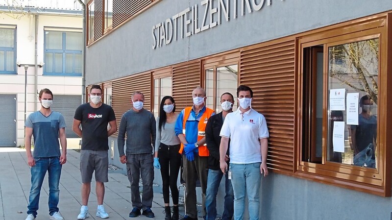 BMW-Mitarbeiter lieferten am Donnerstag erstmals Lebensmittel im Stadtteilzentrum Nord für die Tafel an.