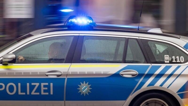 Nach einer Unfallflucht sucht die Polizei nach Zeugen. (Symbolbild)