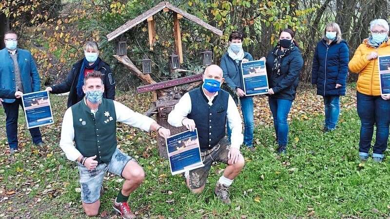 Bürgermeister Robert Bauer (hinten, 2. v. l.) mit einem Teil der Unterstützer am Platz der ersten "Kerzerlstation". Der Erlös der Benefizaktion geht diesmal an den Verein "Schützen-Hilfe" mit den Verantwortlichen Andreas Achatz und Reinhard Leberfing (vorne, kniend, v. l.).