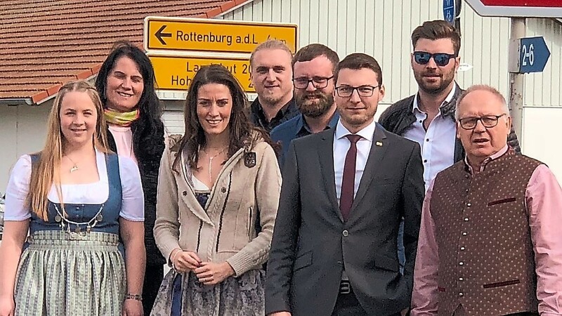 Die Vorstandschaft der FDP in Türkenfeld (v.l.): Anna Däullary, Karin Bauer, Bundestagsabgeordnete Nicole Bauer, Christian Günthner, Johannes Kammermeier, Bezirksrat Michael Deller, Andreas Gruber und Kreisrat Toni Deller.