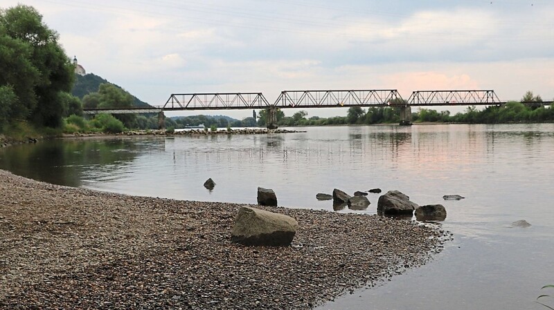 Am Abend ist es ruhig an der Donau bei Bogen. Vor dem Gewitter am Nachmittag haben sich drei Freundinnen bei Sonnenschein und Hitze im Wasser abkühlen wollen. Eine wurde von der Strömung erfasst.