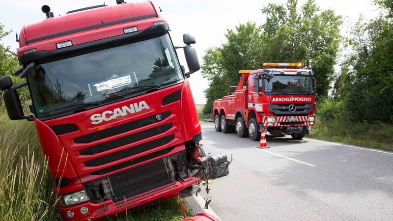 Ein Lkw wurde schwer beschädigt.