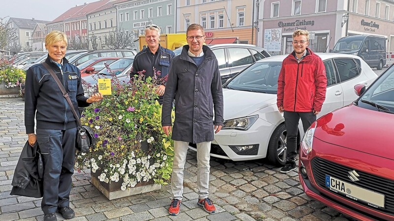 Die beiden Verkehrsüberwacher zeigen den Parksündern vorerst nur die gelbe Karte. "Ab Montag wird's aber wieder ernst", erklärte Bauamts-Chef Josef Beer (Zweiter von rechts).