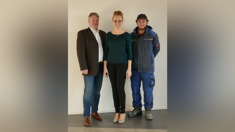 Firmenchef Hans Bick mit den beiden Absolventen Karola Englbrecht und Christoph Luferseder.