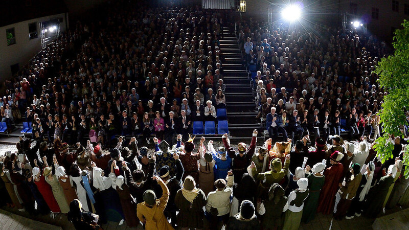 Eine tolle Truppe, die die Agnes liebten und grausam hinrichen: Der Agnes-Bernauer-Festspielverein beim Premieren-Applaus.