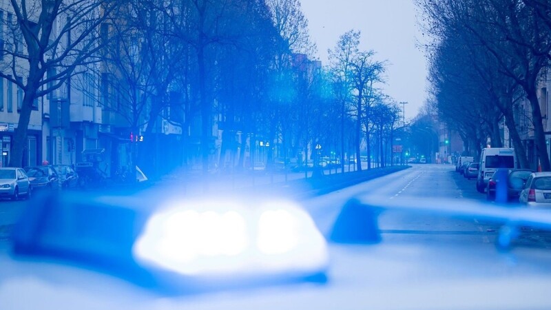 Nach einem Familienstreit verletzte ein 31-Jähriger aus Geisenhausen drei Beamte der Polizei Vilsbiburg. (Symbolbild)