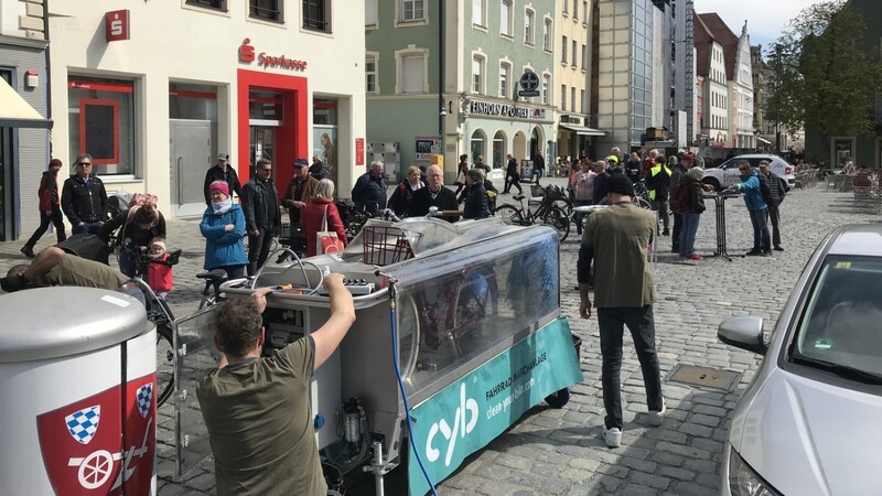 Geduldig warteten die Radler vor der mobilen Radelwaschanlage.