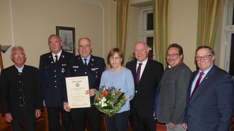 Die Bürgermeister aus den Gemeinden der Inspektion 2, Kreisbrandrat Josef Kramhöller und Landrat Heinrich Trapp verabschiedeten den Kreisbrandmeister Josef Dausend in den Ruhestand. Frau Elli bekam als kleine Anerkennung einen Blumenstrauß überreicht.