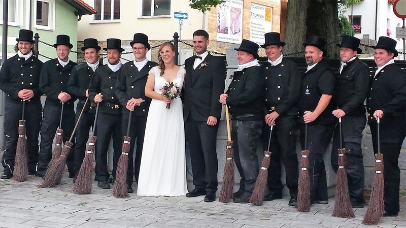 Zehn Kaminkehrer überbrachten ihrem Arbeitskollegen Daniel und seiner Braut Carmen Glückwünsche zur Hochzeit - wenn das nicht hilft!