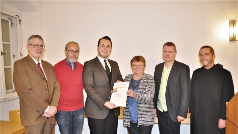 KEB-Vorsitzender Wolfgang Geier (v. l.), Bürgermeister Albin Dietrich sowie (v. r.) Prior Frater Dr. Vinzenz Proß OSB, Christof Raabe (St.-Gotthard-Gymnasium Niederalteich) und Kulturvereinsvorsitzende Helene Gehwolf dankten Andreas Gigl für den sehr informativen Vortrag.