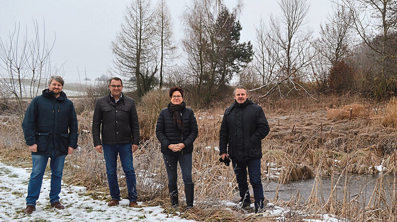 Geschäftsführer Tobias Lermer, Bürgermeister Alfred Holzner, Assistenz der Geschäftsführung Sandra Fischbach und stellvertretender Geschäftsführer Helmut Naneder (v.l.) begutachten die stillgelegten Fischweiher, die sich zu einem Biotop entwickelt haben.