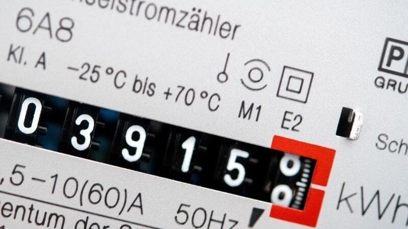 Ein Wechselstromzähler zeigt den aktuellen Zählerstand in Kilowattstunden in einem Haushalt an.