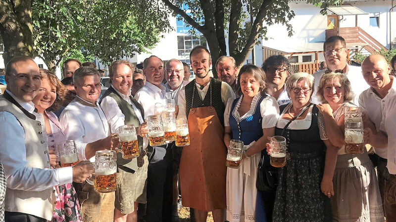 Zusammen mit den Ehrengästen Landrat Peter Dreier, Staatsminister Hubert Aiwanger, Bundestagsabgeordneter Florian Oßner sowie den Landtagabgeordneten Ruth Müller und Helmut Radlmeier wurde die Altdorfer Wiesn eröffnet.